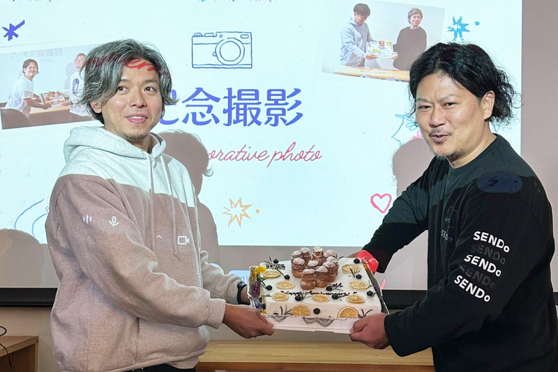 05_創業代表2名とケーキ